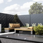 léc vagy panel oldalkerítés kertben