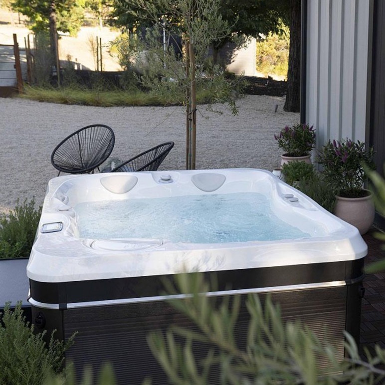 masszázsmedence jakuzzi